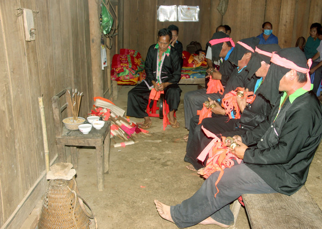 Lễ cúng dòng họ “Dù su” của người Mông trắng