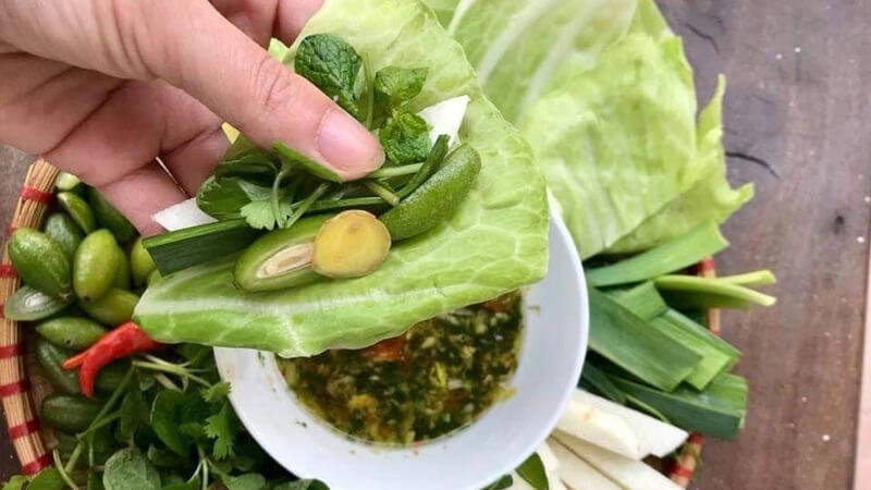 Bắp cải cuốn nhót xanh